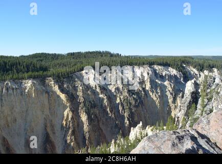 Fin du printemps dans le parc national de Yellowstone : vue sur le Grand Canyon de la rivière Yellowstone jusqu'au plateau sud depuis Grand View sur le plateau nord Banque D'Images