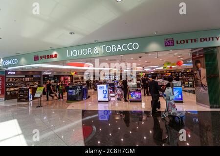 Boutique hors taxes dans le terminal de l'aéroport international d'Incheon, Corée du Sud Banque D'Images