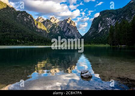 Paysage de montagne avec de beaux nouveaux et éclairage près du lac Dobbiaco sur les Dolomites italiens Banque D'Images