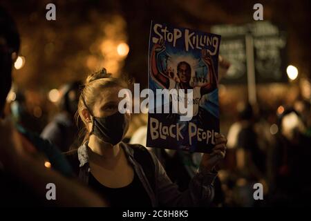 Portland, Oregon, États-Unis. 23 juillet 2020. Des milliers de manifestants et le « mur des mères » étaient de nouveau en vigueur jeudi soir. C'était la 57e nuit de manifestations contre l'occupation de la ville par des fonctionnaires fédéraux. Tard dans la soirée après minuit, les officiers fédéraux sont sortis et ont attaqué des manifestants, y compris au moins un incident où des médecins ont été attaqués alors qu'ils étaient présents chez une personne blessée. Des milliers de personnes continuent de protester contre l'occupation de la ville par les officiers fédéraux. Crédit: Katharine Kimball/ZUMA Wire/Alay Live News Banque D'Images