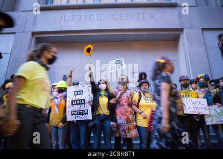 Portland, Oregon, États-Unis. 23 juillet 2020. Des milliers de manifestants et le « mur des mères » étaient de nouveau en vigueur jeudi soir. C'était la 57e nuit de manifestations contre l'occupation de la ville par des fonctionnaires fédéraux. Tard dans la soirée après minuit, les officiers fédéraux sont sortis et ont attaqué des manifestants, y compris au moins un incident où des médecins ont été attaqués alors qu'ils étaient présents chez une personne blessée. Des milliers de personnes continuent de protester contre l'occupation de la ville par les officiers fédéraux. Crédit: Katharine Kimball/ZUMA Wire/Alay Live News Banque D'Images