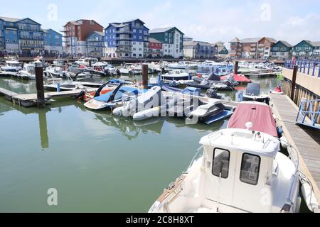 Bateaux de plaisance et jetskis privés amarrés à Exmouth Marina Banque D'Images