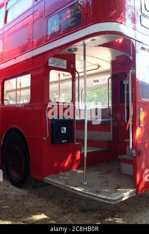 Septembre 2019 - plate-forme arrière ouverte d'un bus London à impériale au Goodwood Revival Banque D'Images