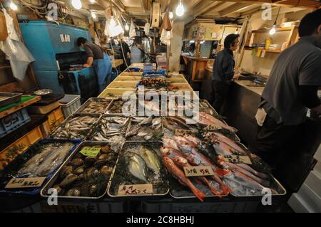 Editorial TOKYO, JAPON- MAI 2010 : marché de Tsukiji est un grand marché aux poissons dans le centre de Tokyo. Le marché est composé de petites boutiques et restaurants foule Banque D'Images