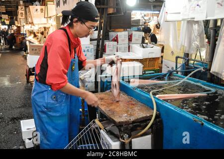 Editorial TOKYO, JAPON- MAI 2010 : marché de Tsukiji est un grand marché aux poissons dans le centre de Tokyo. Le marché est composé de petites boutiques et restaurants foule Banque D'Images