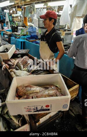 Editorial TOKYO, JAPON- MAI 2010 : marché de Tsukiji est un grand marché aux poissons dans le centre de Tokyo. Le marché est composé de petites boutiques et restaurants foule Banque D'Images