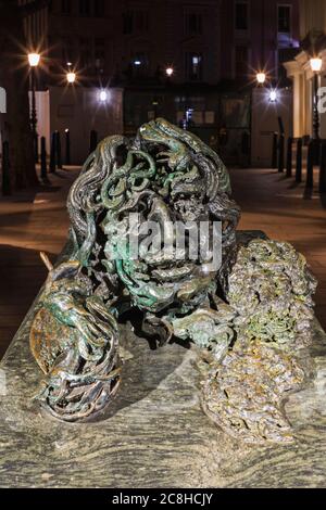 Angleterre, Londres, The Strand, Statue d'Oscar Wilde de Maggi Hambling intitulée « A conversation with Oscar Wilde » Banque D'Images