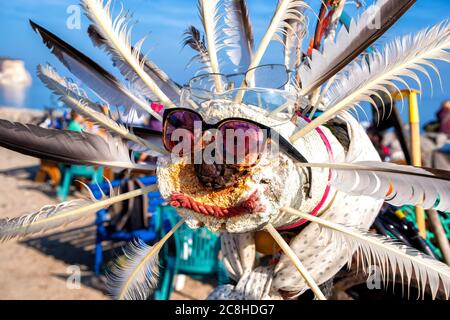 Drôle de figure faite de plumes utilisées pour trouver des verres sur la plage dans le village de pêcheurs Vitt près de Cap Arkona Banque D'Images