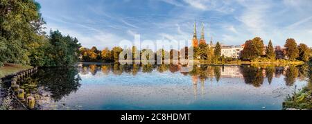 Vue sur l'étang de Muehlenteich à la cathédrale de Lübeck, au bord de la mer Baltique, Schleswig-Holstein, Banque D'Images