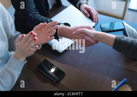 Démarrage Diversité Travail D'Équipe Brainstorming Concept De Réunion.Équipe D'Affaires Collègues Se Secouent Les Mains Après La Réunion.Personnes Planification De Travail Démarrage.Groupe Yo Banque D'Images