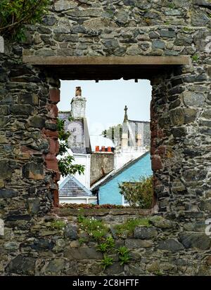 Toits à travers une fenêtre du Kirk de St Andrew, un quartier abandonné, à Portpatrick. Banque D'Images