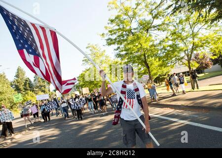 22 juillet 2020, Gresham, Oregon, États-Unis : les manifestants de la Black Lives Matter manifestent contre Trump et Blue Lives Matters des partisans qui ont protesté contre un drapeau Black Lives Matter. Le conseil municipal de Gresham a voté à l'unanimité le lundi 20 juillet pour faire passer le drapeau de la question des vies noires au-dessus de l'hôtel de ville jusqu'à la fin du mois de juillet. Au fur et à mesure que les tensions se sont exacerbées, certains s’étaient déclarés criés l’un contre l’autre. La police de Gresham est sortie en train d'émeutes et a fait face aux manifestants de Black Lives.la police s'est opposée aux manifestants de BLM pendant dix minutes, puis est retourné à l'intérieur du bureau sans autre incident. (Image crédit : © Katharine Banque D'Images