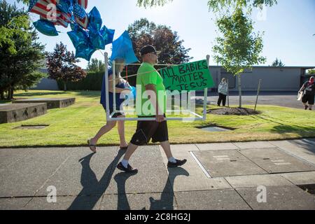 22 juillet 2020, Gresham, Oregon, États-Unis : les manifestants de la Black Lives Matter manifestent contre Trump et Blue Lives Matters des partisans qui ont protesté contre un drapeau Black Lives Matter. Le conseil municipal de Gresham a voté à l'unanimité le lundi 20 juillet pour faire passer le drapeau de la question des vies noires au-dessus de l'hôtel de ville jusqu'à la fin du mois de juillet. Au fur et à mesure que les tensions se sont exacerbées, certains s’étaient déclarés criés l’un contre l’autre. La police de Gresham est sortie en train d'émeutes et a fait face aux manifestants de Black Lives.la police s'est opposée aux manifestants de BLM pendant dix minutes, puis est retourné à l'intérieur du bureau sans autre incident. (Image crédit : © Katharine Banque D'Images