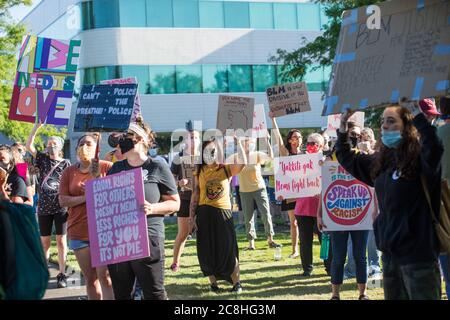 22 juillet 2020, Gresham, Oregon, États-Unis : les manifestants de la Black Lives Matter manifestent contre Trump et Blue Lives Matters des partisans qui ont protesté contre un drapeau Black Lives Matter. Le conseil municipal de Gresham a voté à l'unanimité le lundi 20 juillet pour faire passer le drapeau de la question des vies noires au-dessus de l'hôtel de ville jusqu'à la fin du mois de juillet. Au fur et à mesure que les tensions se sont exacerbées, certains s’étaient déclarés criés l’un contre l’autre. La police de Gresham est sortie en train d'émeutes et a fait face aux manifestants de Black Lives.la police s'est opposée aux manifestants de BLM pendant dix minutes, puis est retourné à l'intérieur du bureau sans autre incident. (Image crédit : © Katharine Banque D'Images