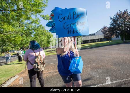 22 juillet 2020, Gresham, Oregon, États-Unis : les manifestants de la Black Lives Matter manifestent contre Trump et Blue Lives Matters des partisans qui ont protesté contre un drapeau Black Lives Matter. Le conseil municipal de Gresham a voté à l'unanimité le lundi 20 juillet pour faire passer le drapeau de la question des vies noires au-dessus de l'hôtel de ville jusqu'à la fin du mois de juillet. Au fur et à mesure que les tensions se sont exacerbées, certains s’étaient déclarés criés l’un contre l’autre. La police de Gresham est sortie en train d'émeutes et a fait face aux manifestants de Black Lives.la police s'est opposée aux manifestants de BLM pendant dix minutes, puis est retourné à l'intérieur du bureau sans autre incident. (Image crédit : © Katharine Banque D'Images