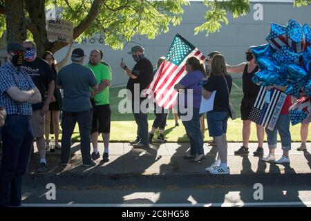 22 juillet 2020, Gresham, Oregon, États-Unis : les manifestants de la Black Lives Matter manifestent contre Trump et Blue Lives Matters des partisans qui ont protesté contre un drapeau Black Lives Matter. Le conseil municipal de Gresham a voté à l'unanimité le lundi 20 juillet pour faire passer le drapeau de la question des vies noires au-dessus de l'hôtel de ville jusqu'à la fin du mois de juillet. Au fur et à mesure que les tensions se sont exacerbées, certains s’étaient déclarés criés l’un contre l’autre. La police de Gresham est sortie en train d'émeutes et a fait face aux manifestants de Black Lives.la police s'est opposée aux manifestants de BLM pendant dix minutes, puis est retourné à l'intérieur du bureau sans autre incident. (Image crédit : © Katharine Banque D'Images