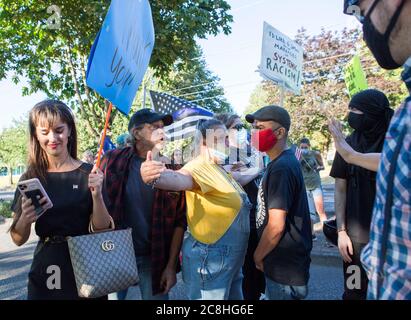 22 juillet 2020, Gresham, Oregon, États-Unis : les manifestants de la Black Lives Matter manifestent contre Trump et Blue Lives Matters des partisans qui ont protesté contre un drapeau Black Lives Matter. Le conseil municipal de Gresham a voté à l'unanimité le lundi 20 juillet pour faire passer le drapeau de la question des vies noires au-dessus de l'hôtel de ville jusqu'à la fin du mois de juillet. Au fur et à mesure que les tensions se sont exacerbées, certains s’étaient déclarés criés l’un contre l’autre. La police de Gresham est sortie en train d'émeutes et a fait face aux manifestants de Black Lives.la police s'est opposée aux manifestants de BLM pendant dix minutes, puis est retourné à l'intérieur du bureau sans autre incident. (Image crédit : © Katharine Banque D'Images