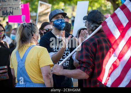 22 juillet 2020, Gresham, Oregon, États-Unis : les manifestants de la Black Lives Matter manifestent contre Trump et Blue Lives Matters des partisans qui ont protesté contre un drapeau Black Lives Matter. Le conseil municipal de Gresham a voté à l'unanimité le lundi 20 juillet pour faire passer le drapeau de la question des vies noires au-dessus de l'hôtel de ville jusqu'à la fin du mois de juillet. Au fur et à mesure que les tensions se sont exacerbées, certains s’étaient déclarés criés l’un contre l’autre. La police de Gresham est sortie en train d'émeutes et a fait face aux manifestants de Black Lives.la police s'est opposée aux manifestants de BLM pendant dix minutes, puis est retourné à l'intérieur du bureau sans autre incident. (Image crédit : © Katharine Banque D'Images