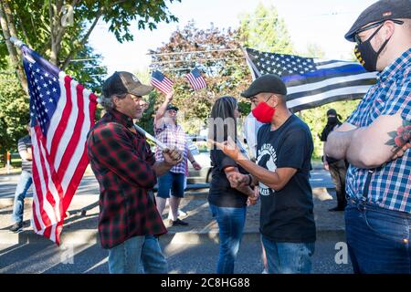 22 juillet 2020, Gresham, Oregon, États-Unis : les manifestants de la Black Lives Matter manifestent contre Trump et Blue Lives Matters des partisans qui ont protesté contre un drapeau Black Lives Matter. Le conseil municipal de Gresham a voté à l'unanimité le lundi 20 juillet pour faire passer le drapeau de la question des vies noires au-dessus de l'hôtel de ville jusqu'à la fin du mois de juillet. Au fur et à mesure que les tensions se sont exacerbées, certains s’étaient déclarés criés l’un contre l’autre. La police de Gresham est sortie en train d'émeutes et a fait face aux manifestants de Black Lives.la police s'est opposée aux manifestants de BLM pendant dix minutes, puis est retourné à l'intérieur du bureau sans autre incident. (Image crédit : © Katharine Banque D'Images