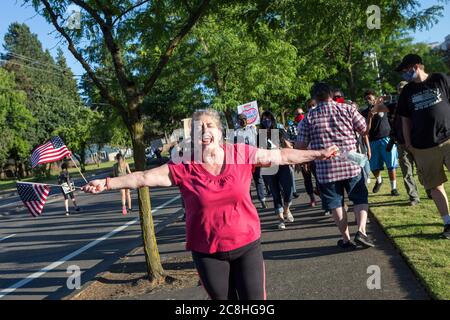 22 juillet 2020, Gresham, Oregon, États-Unis : les manifestants de la Black Lives Matter manifestent contre Trump et Blue Lives Matters des partisans qui ont protesté contre un drapeau Black Lives Matter. Le conseil municipal de Gresham a voté à l'unanimité le lundi 20 juillet pour faire passer le drapeau de la question des vies noires au-dessus de l'hôtel de ville jusqu'à la fin du mois de juillet. Au fur et à mesure que les tensions se sont exacerbées, certains s’étaient déclarés criés l’un contre l’autre. La police de Gresham est sortie en train d'émeutes et a fait face aux manifestants de Black Lives.la police s'est opposée aux manifestants de BLM pendant dix minutes, puis est retourné à l'intérieur du bureau sans autre incident. (Image crédit : © Katharine Banque D'Images