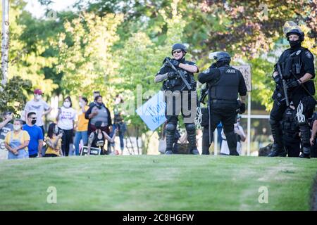 22 juillet 2020, Gresham, Oregon, États-Unis : les manifestants de la Black Lives Matter manifestent contre Trump et Blue Lives Matters des partisans qui ont protesté contre un drapeau Black Lives Matter. Le conseil municipal de Gresham a voté à l'unanimité le lundi 20 juillet pour faire passer le drapeau de la question des vies noires au-dessus de l'hôtel de ville jusqu'à la fin du mois de juillet. Au fur et à mesure que les tensions se sont exacerbées, certains s’étaient déclarés criés l’un contre l’autre. La police de Gresham est sortie en train d'émeutes et a fait face aux manifestants de Black Lives.la police s'est opposée aux manifestants de BLM pendant dix minutes, puis est retourné à l'intérieur du bureau sans autre incident. (Image crédit : © Katharine Banque D'Images