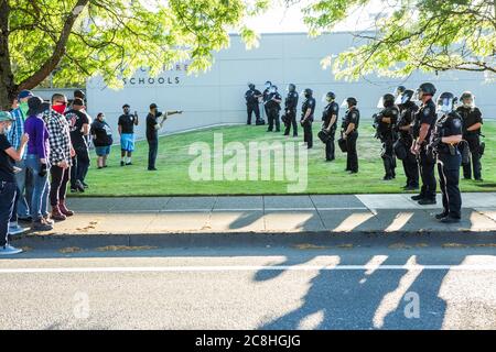 22 juillet 2020, Gresham, Oregon, États-Unis : les manifestants de la Black Lives Matter manifestent contre Trump et Blue Lives Matters des partisans qui ont protesté contre un drapeau Black Lives Matter. Le conseil municipal de Gresham a voté à l'unanimité le lundi 20 juillet pour faire passer le drapeau de la question des vies noires au-dessus de l'hôtel de ville jusqu'à la fin du mois de juillet. Au fur et à mesure que les tensions se sont exacerbées, certains s’étaient déclarés criés l’un contre l’autre. La police de Gresham est sortie en train d'émeutes et a fait face aux manifestants de Black Lives.la police s'est opposée aux manifestants de BLM pendant dix minutes, puis est retourné à l'intérieur du bureau sans autre incident. (Image crédit : © Katharine Banque D'Images