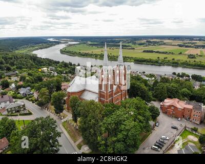 Vue aérienne de l'église Saint-Georges dans la ville de Vilkija, municipalité du district de Kaunas, Lituanie Banque D'Images