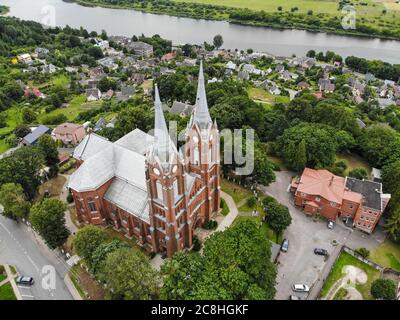 Vue aérienne de l'église Saint-Georges dans la ville de Vilkija, municipalité du district de Kaunas, Lituanie Banque D'Images