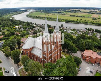 Vue aérienne de l'église Saint-Georges dans la ville de Vilkija, municipalité du district de Kaunas, Lituanie Banque D'Images