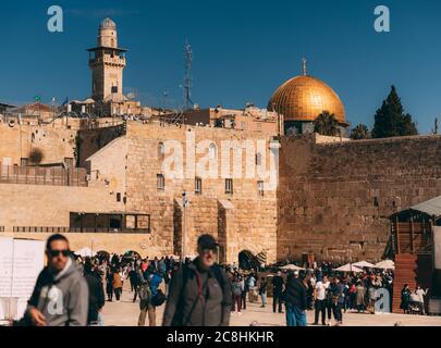 Mur ouest de Jérusalem avec des gens. Image de Jérusalem dans un paysage urbain. Vue de prières, de souhaits et de prie. Dôme du Rocher dans la vieille ville de Jérusalem, Israël. B Banque D'Images