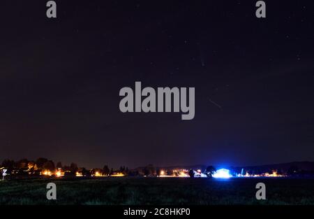 Fuessen, Allemagne, 24 juillet 2020. Comet C/2020 F3, NEOWISE vu de Schwangau © Peter Schatz / Alamy Live News Banque D'Images