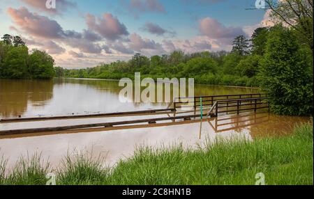 Passerelle inondée dans le parc après les pluies Banque D'Images