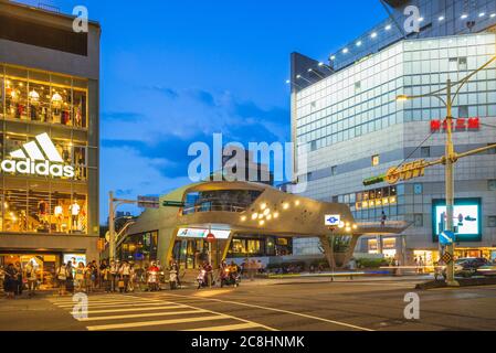 20 juillet 2020: Quartier commercial Nanxi près de la station de métro Zhongshan située à taipei, taiwan, avec trois grands magasins et de nombreuses boutiques pittoresques Banque D'Images