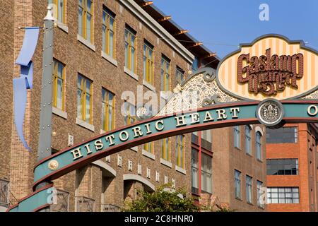 Arc de passerelle dans le quartier Gaslamp, San Diego, Californie, Etats-Unis Banque D'Images