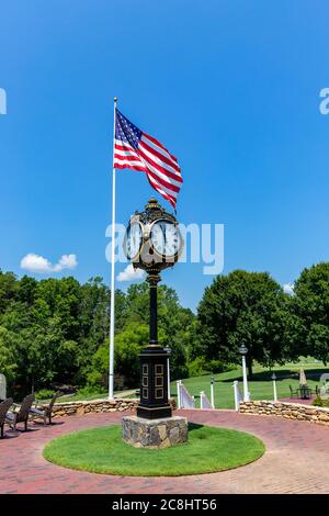 Mooresville, NC, USA - 4 juillet 2020 : horloge et drapeau américain au Trump National Golf Club Charlotte Banque D'Images