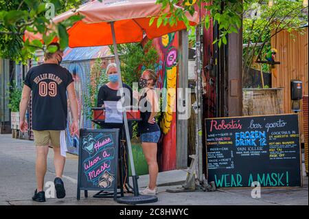 ÉTATS-UNIS. 24 juillet 2020. Le fait de piquer de nouveaux cas de coronavirus aux États-Unis limitera la portée de la prochaine étape de réouverture de New York, en resserrant les reines des bars et des restaurants de New York, alors que le gouverneur Andrew Cuomo est aux yeux d'un début de la quatrième phase de réouverture de la ville. (Photo par Erik McGregor/Sipa USA) crédit: SIPA USA/Alay Live News Banque D'Images