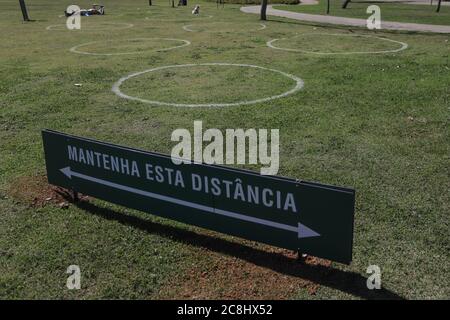 Sao Paulo, Brésil. 24 juillet 2020. Des cercles sont vus sur une pelouse pour pratiquer la distanciation sociale à Sao Paulo, Brésil, 24 juillet 2020. Credit: Rahel Paprasso/Xinhua/Alamy Live News Banque D'Images