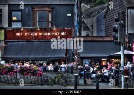 Places en plein air seulement, Covid-19, coronavirus, manger à l'extérieur, boire, pub, restaurant, détente, plans, mesures, règles, social distancing, bar Banque D'Images