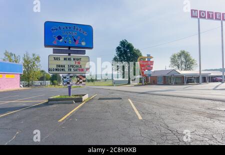 Liban Missouri USA - septembre 6 2015 ; signes rétro pour le bowling, et motels le long de la route 66, Mo USA Banque D'Images