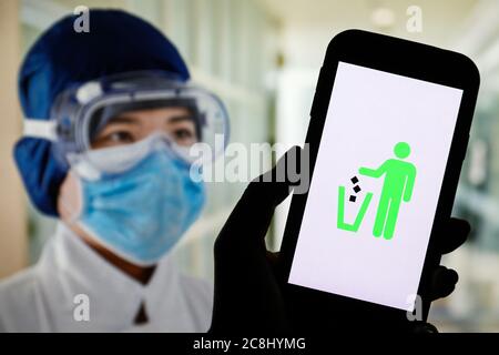 Sur cette photo, un logo de recyclage apparaît sur un smartphone. Banque D'Images