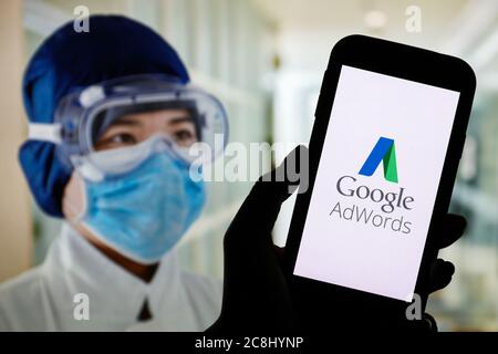 Sur cette photo, un logo Google AdWords apparaît sur un smartphone. Banque D'Images