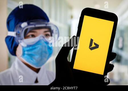Sur cette photo, un logo Bing apparaît sur un smartphone. Banque D'Images
