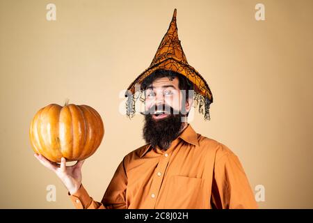 Autocollants Happy Halloween. Beau Halloween homme avec citrouille à la main. Homme barbu cuisez dans un chapeau d'Halloween avec de la citrouille. Célébration de Thanksgiving heureux Banque D'Images