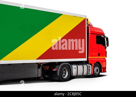 Grand camion avec le drapeau national de la République du Congo sur fond blanc isolé, vue latérale. Concept d'exportation-importation, transport, national Banque D'Images