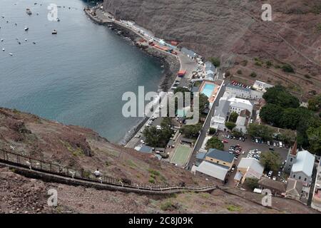 Jamestown, Sainte-Hélène, vue depuis le dessus de l'église, le mur de la ville et le quai d'atterrissage, depuis le haut de l'échelle de Jacob, le 20 avril 2018 Banque D'Images