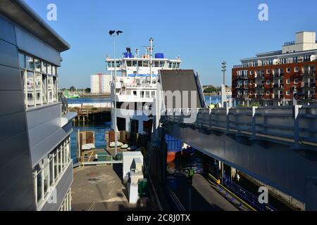 Quai du ferry pour voitures au port de Portsmouth. Banque D'Images