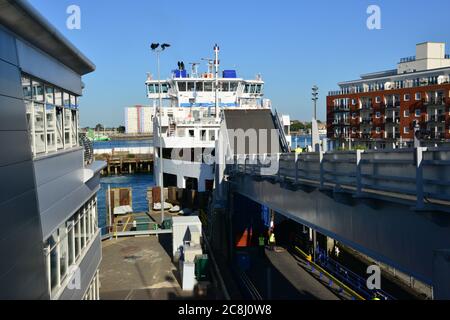 Quai du ferry pour voitures au port de Portsmouth. Banque D'Images