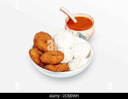 Groupe de nourriture sud-indienne comme le papier Masala Dosa (dhosa), IDLI ou Sid, AMA ou vada (Medu Vada), sambhar, sambar et chutney de noix de coco, backgrou blanc Banque D'Images