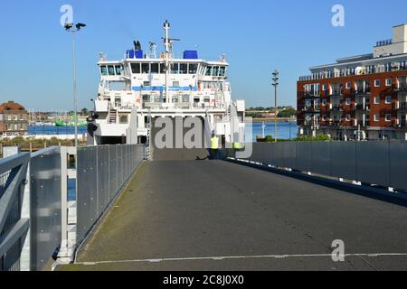 Quai du ferry pour voitures au port de Portsmouth. Banque D'Images