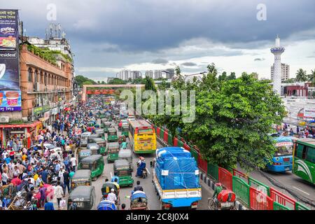 Dhaka, Bangladesh. 24 juillet 2020. Les bangladais ne maintiennent pas de distance sociale en faisant des achats avant Eid, pendant la pandémie COVID-19. Crédit : SOPA Images Limited/Alamy Live News Banque D'Images